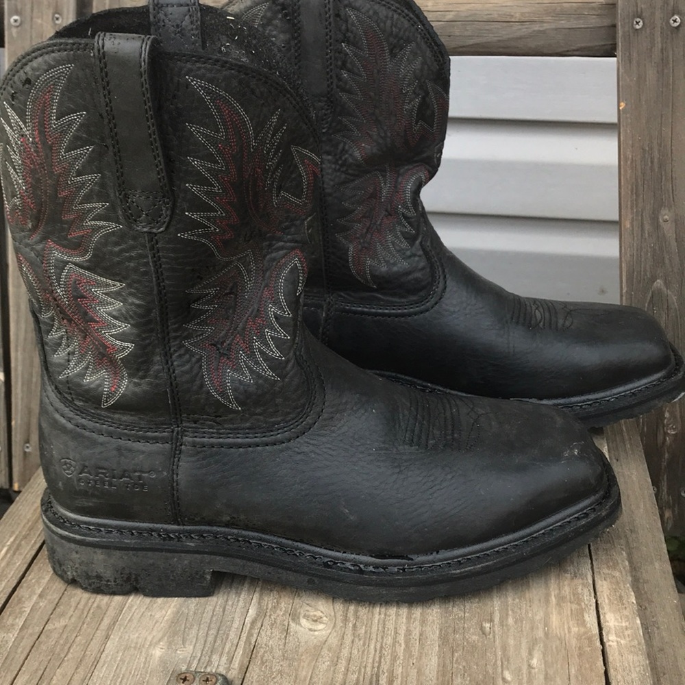 Men’s steel toed ariat boots *never worn*